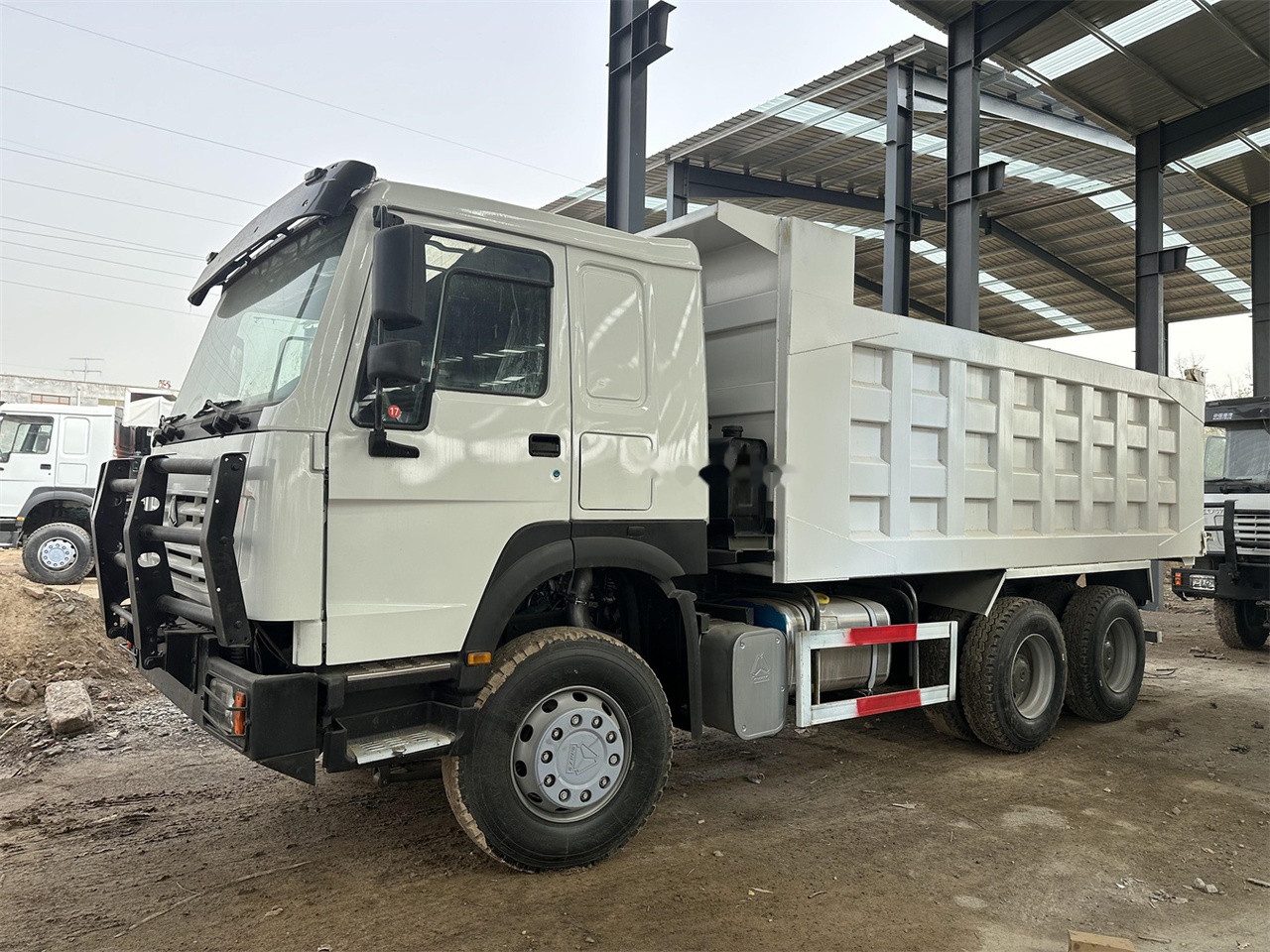 SINOTRUK HOWO 371 Dump Truck - Truk jungkit: gambar 1 SINOTRUK HOWO 371 Dump Truck - Truk jungkit: gambar 1