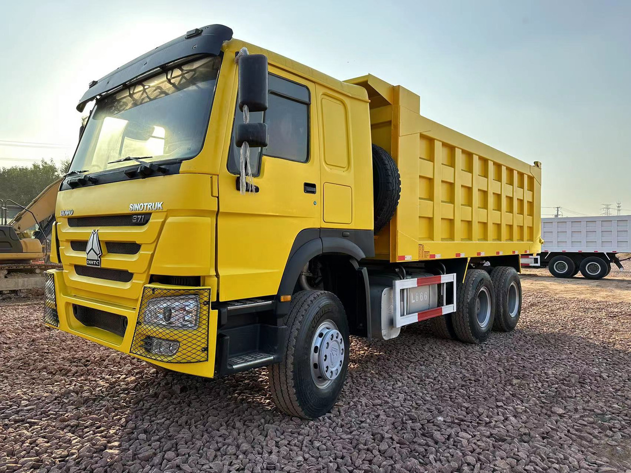 SINOTRUK HOWO 371 Dump Truck - Truk jungkit: gambar 1 SINOTRUK HOWO 371 Dump Truck - Truk jungkit: gambar 1