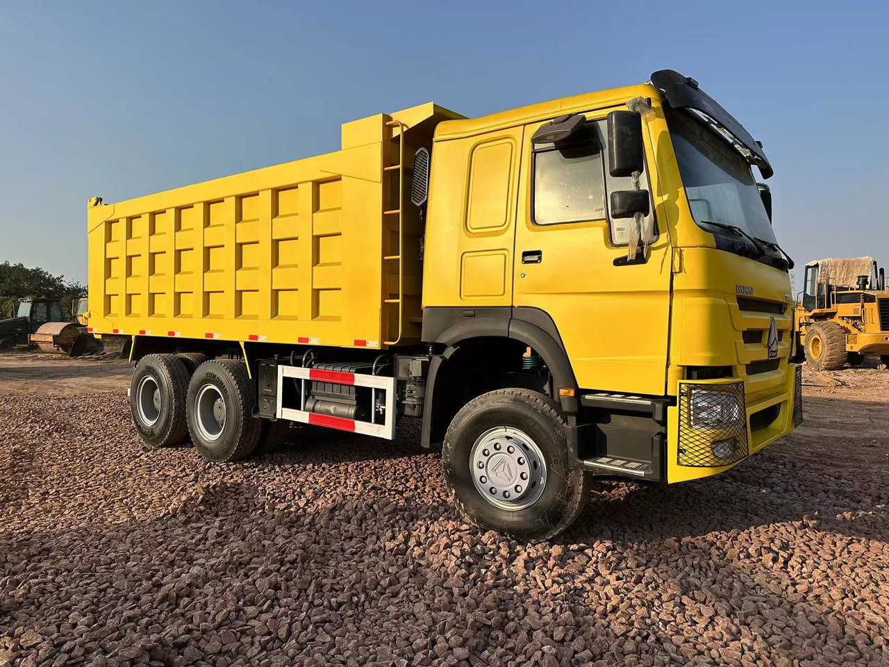 SINOTRUK HOWO 371 Dump Truck - Truk jungkit: gambar 4 SINOTRUK HOWO 371 Dump Truck - Truk jungkit: gambar 4