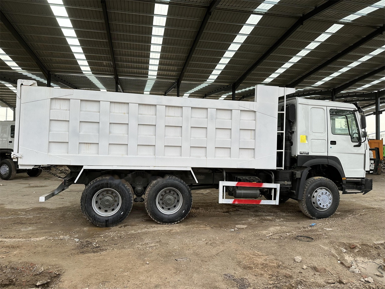 SINOTRUK HOWO 371 Dump Truck - Truk jungkit: gambar 5 SINOTRUK HOWO 371 Dump Truck - Truk jungkit: gambar 5