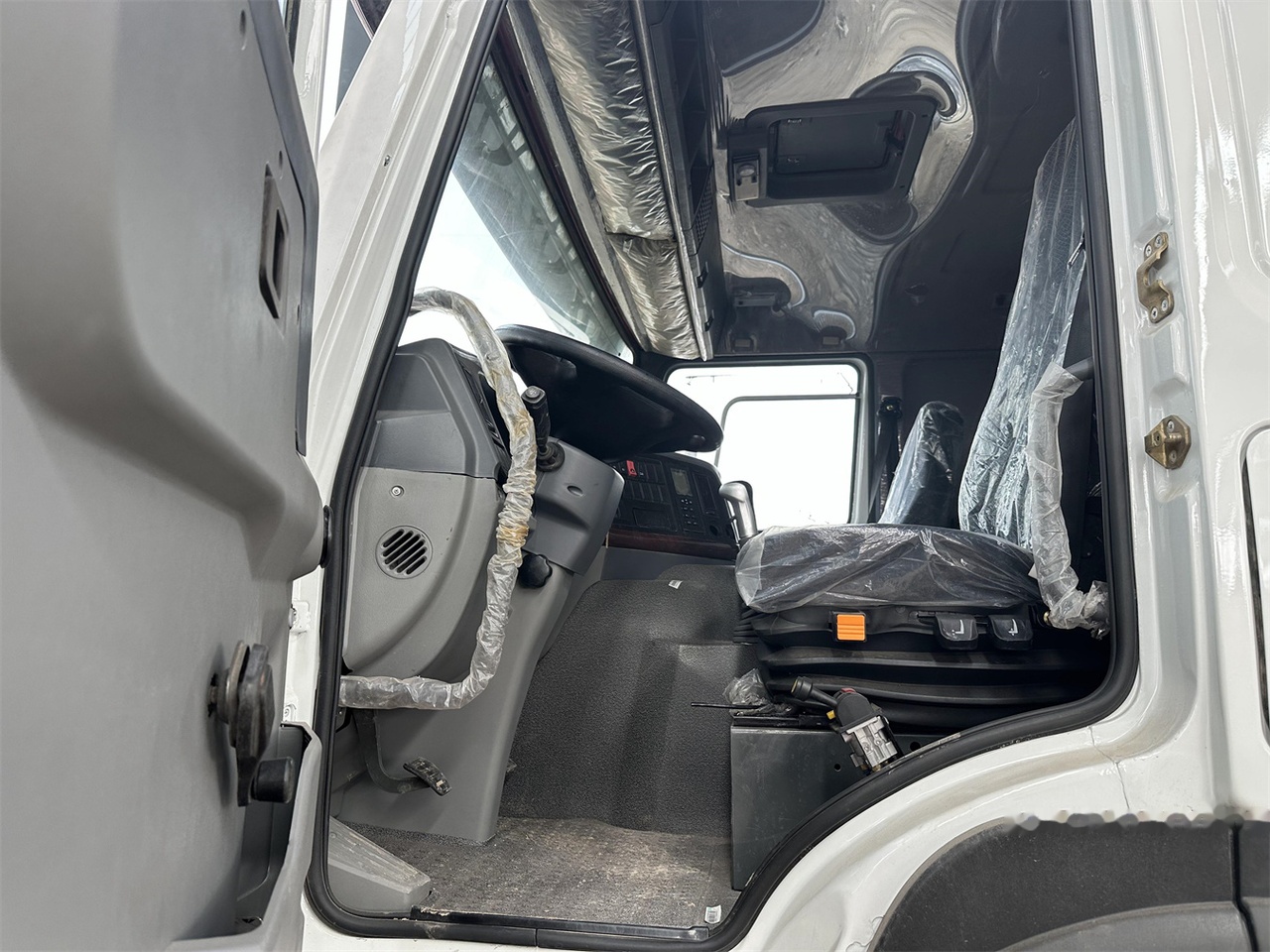 SINOTRUK HOWO 371 Dump Truck - Truk jungkit: gambar 5 SINOTRUK HOWO 371 Dump Truck - Truk jungkit: gambar 5