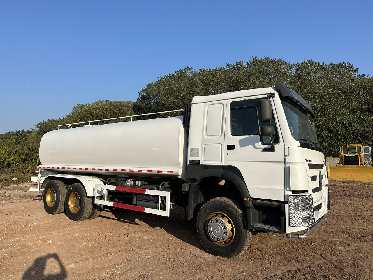 SINOTRUK HOWO 371 Water Tanker Truck - Truk tangki: gambar 2 SINOTRUK HOWO 371 Water Tanker Truck - Truk tangki: gambar 2