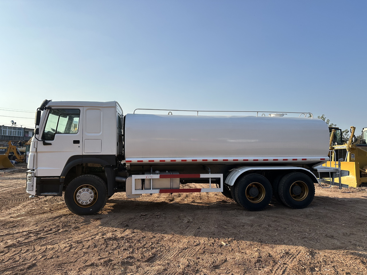 SINOTRUK HOWO 371 Water Tanker Truck - Truk tangki: gambar 5 SINOTRUK HOWO 371 Water Tanker Truck - Truk tangki: gambar 5