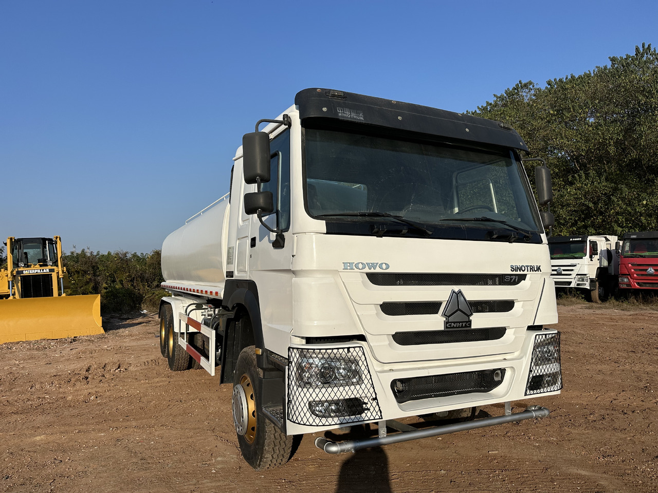 SINOTRUK HOWO 371 Water Tanker Truck - Truk tangki: gambar 3 SINOTRUK HOWO 371 Water Tanker Truck - Truk tangki: gambar 3