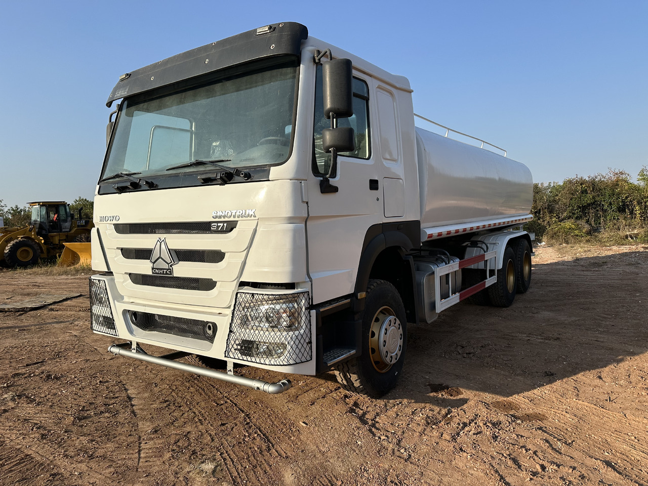 SINOTRUK HOWO 371 Water Tanker Truck - Truk tangki: gambar 1 SINOTRUK HOWO 371 Water Tanker Truck - Truk tangki: gambar 1