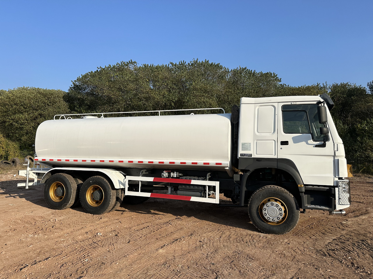 SINOTRUK HOWO 371 Water Tanker Truck - Truk tangki: gambar 2 SINOTRUK HOWO 371 Water Tanker Truck - Truk tangki: gambar 2