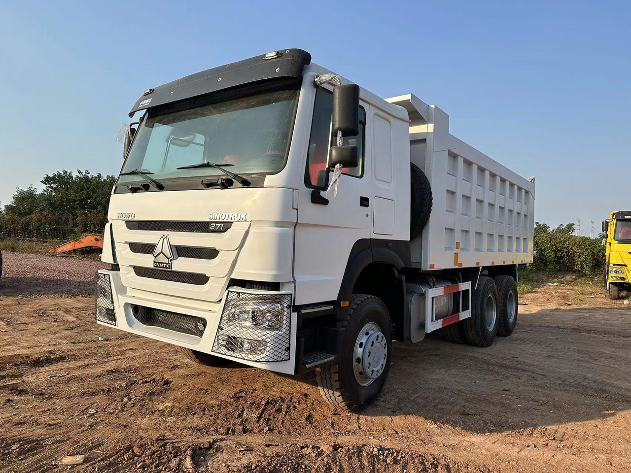 SINOTRUK HOWO 371hp 6x4 - Truk jungkit: gambar 1 SINOTRUK HOWO 371hp 6x4 - Truk jungkit: gambar 1