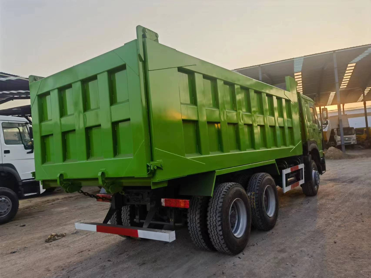 SINOTRUK HOWO 375 - Truk jungkit: gambar 5 SINOTRUK HOWO 375 - Truk jungkit: gambar 5