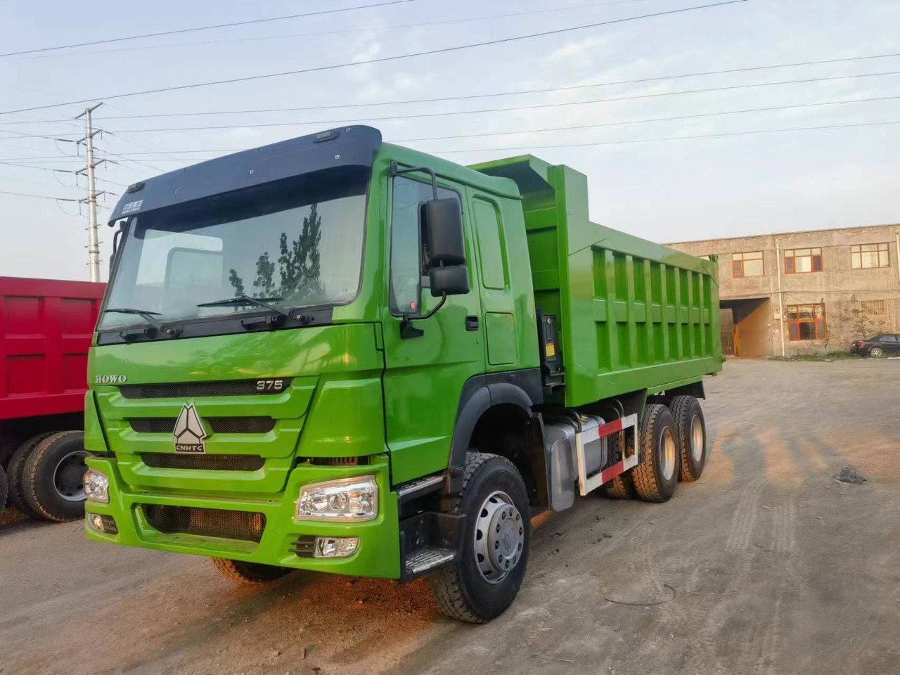SINOTRUK HOWO 375 - Truk jungkit: gambar 2 SINOTRUK HOWO 375 - Truk jungkit: gambar 2