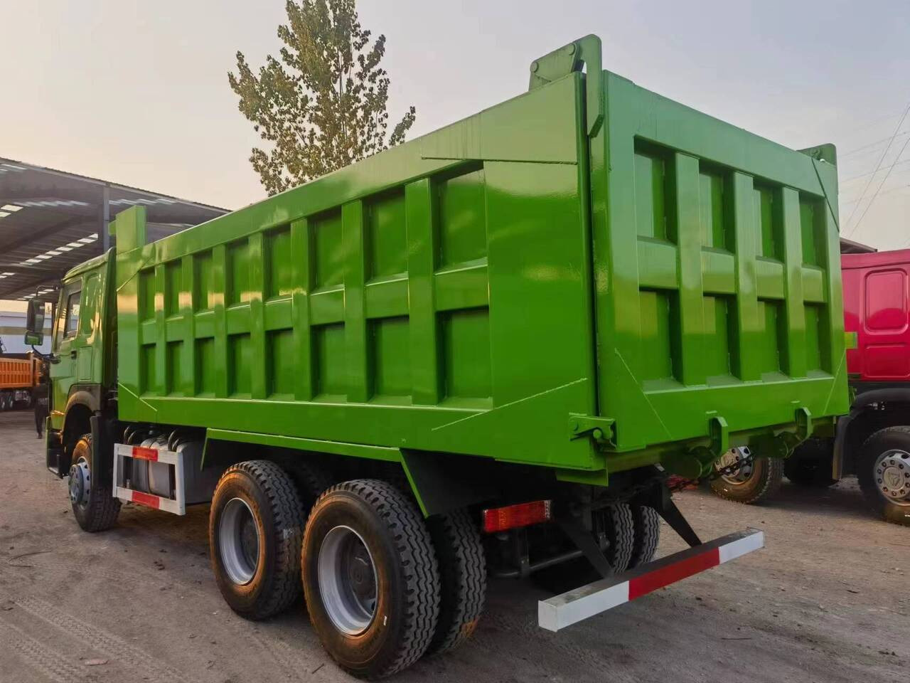 SINOTRUK HOWO 375 - Truk jungkit: gambar 3 SINOTRUK HOWO 375 - Truk jungkit: gambar 3