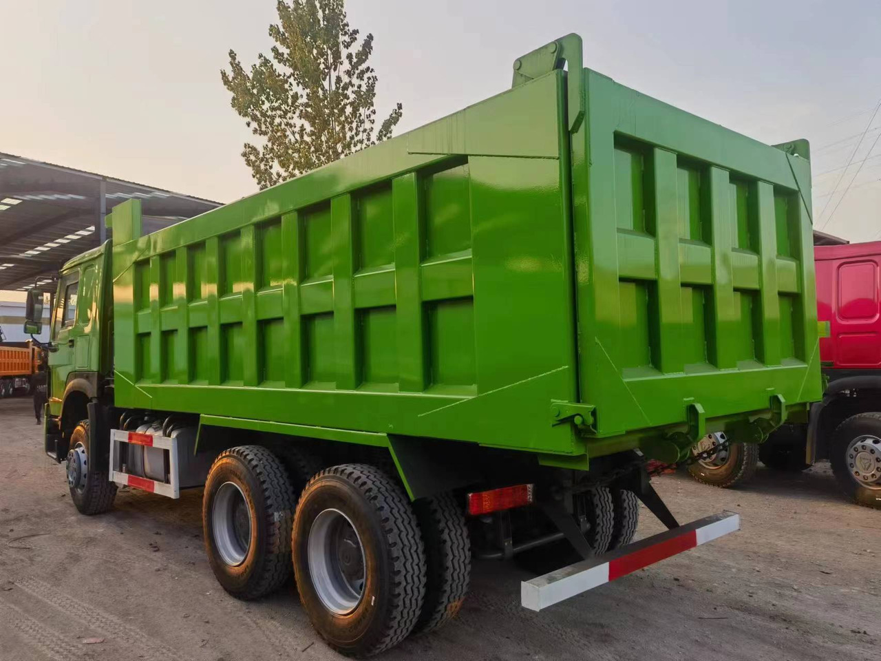 SINOTRUK HOWO 375hp 6X4 - Truk jungkit: gambar 3 SINOTRUK HOWO 375hp 6X4 - Truk jungkit: gambar 3