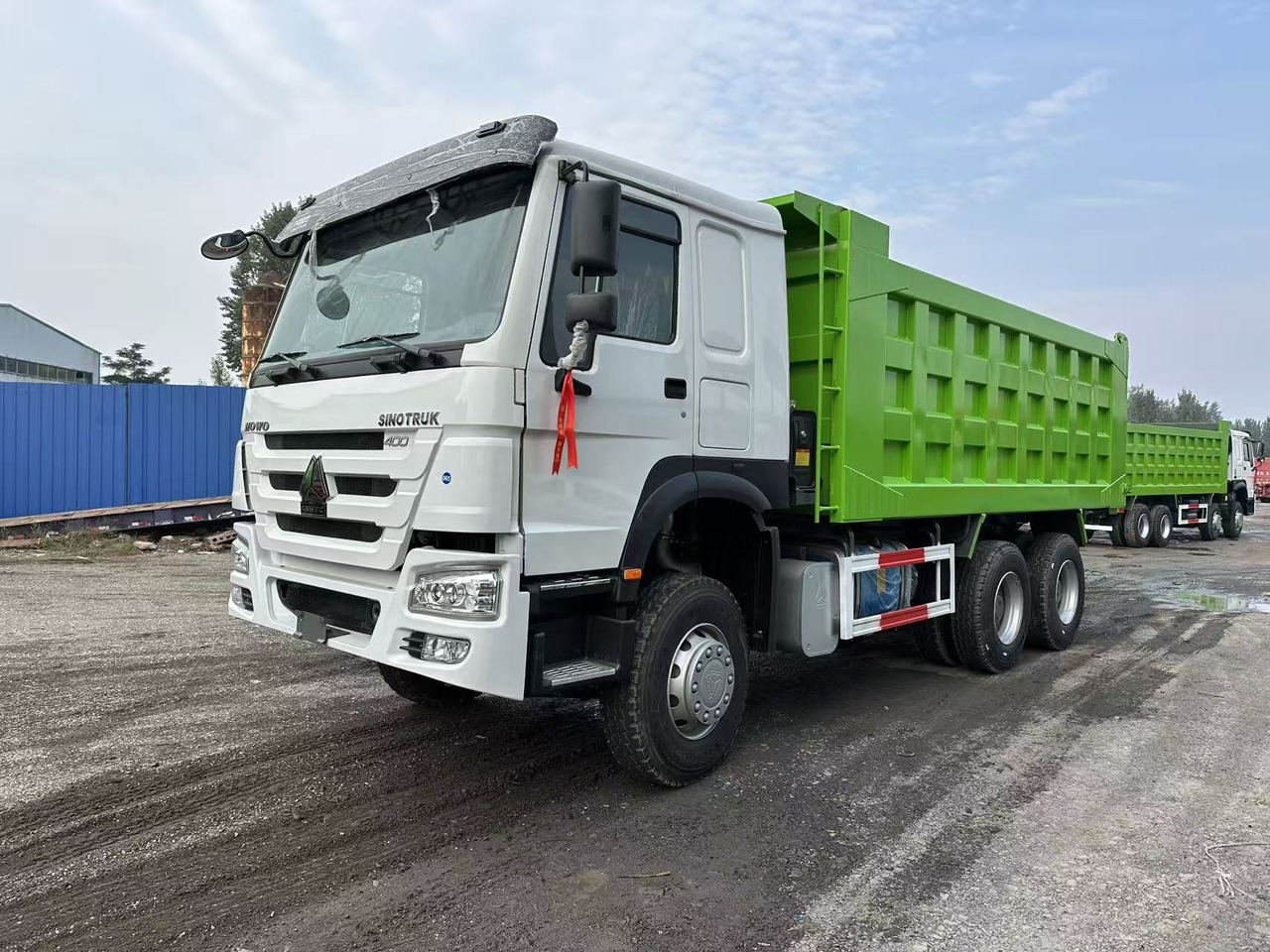 SINOTRUK HOWO 400HP 6X4 Tipper Truck - Truk jungkit: gambar 1 SINOTRUK HOWO 400HP 6X4 Tipper Truck - Truk jungkit: gambar 1