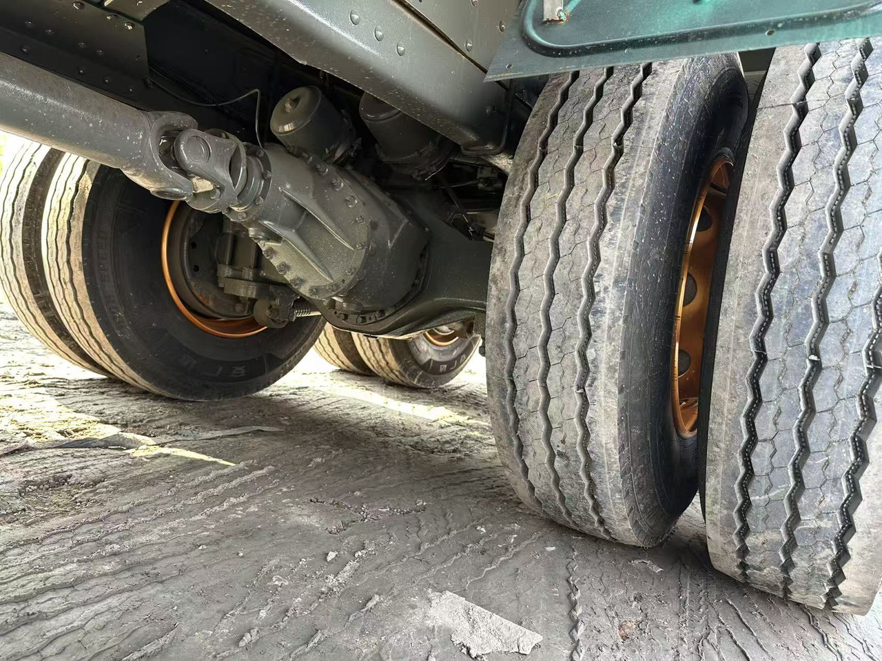 SINOTRUK HOWO 420hp 8x4 fence truck - Truk flatbed: gambar 4 SINOTRUK HOWO 420hp 8x4 fence truck - Truk flatbed: gambar 4