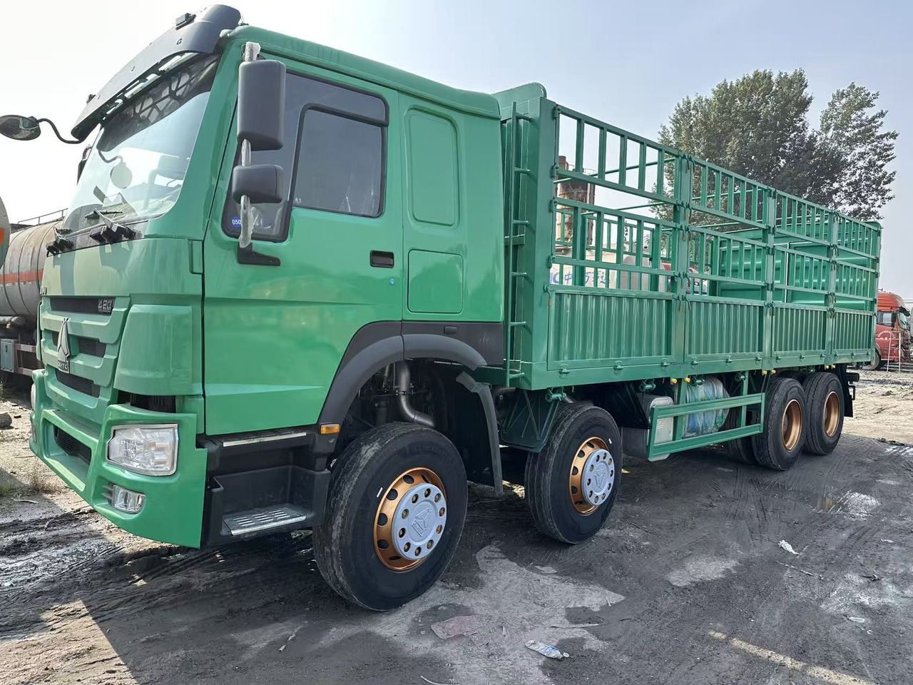 SINOTRUK HOWO 420hp 8x4 fence truck - Truk flatbed: gambar 1 SINOTRUK HOWO 420hp 8x4 fence truck - Truk flatbed: gambar 1