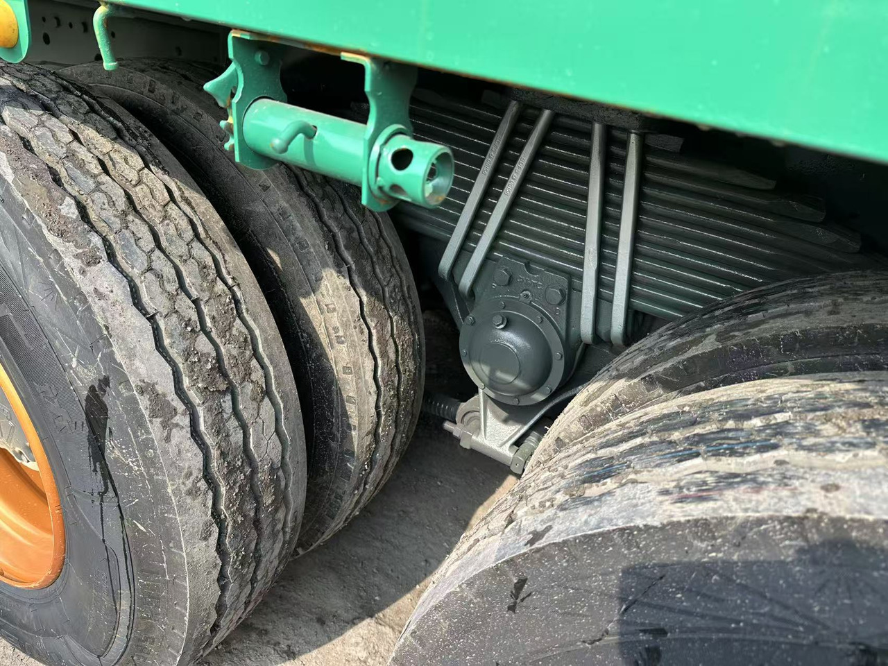 Truk flatbed untuk pengangkutan bahan curah SINOTRUK HOWO 420hp 8x4 fence truck: gambar 10