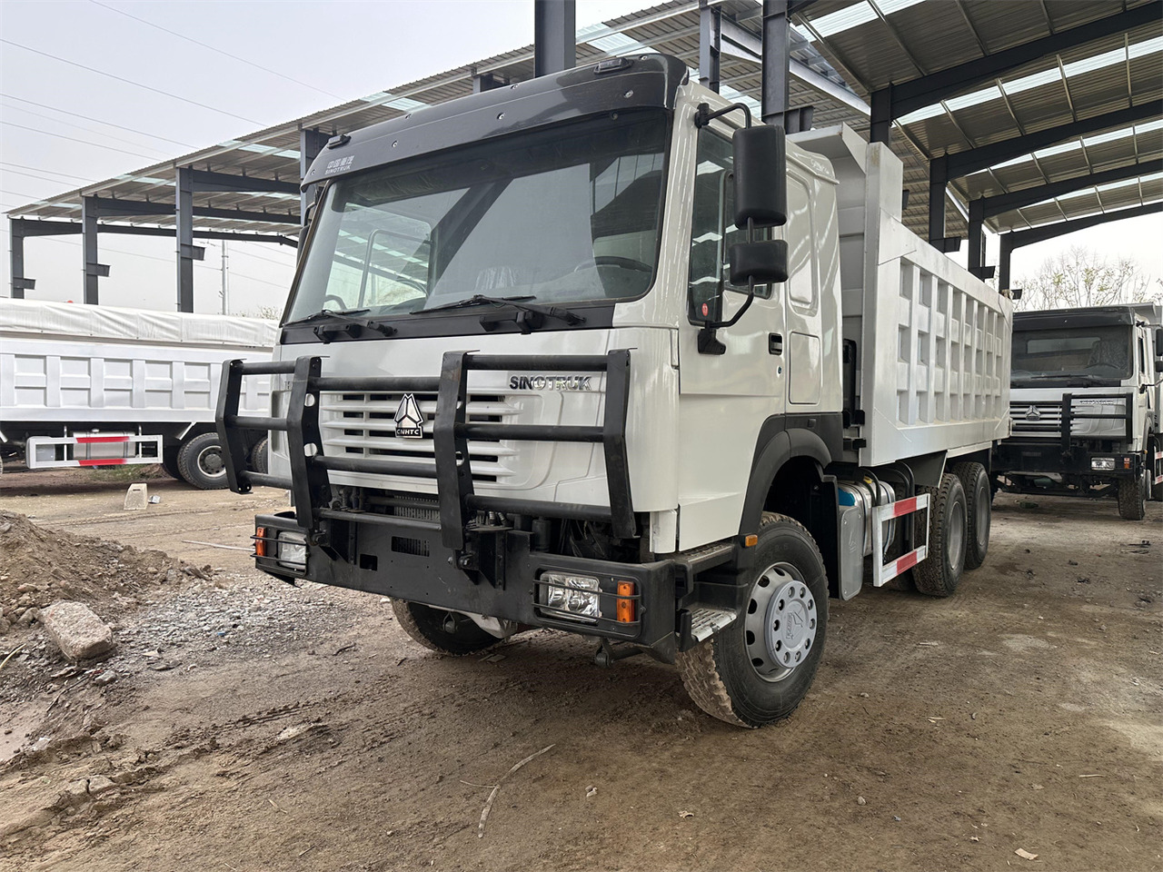 SINOTRUK HOWO Dump truck 371 6x4 - Truk jungkit: gambar 1 SINOTRUK HOWO Dump truck 371 6x4 - Truk jungkit: gambar 1