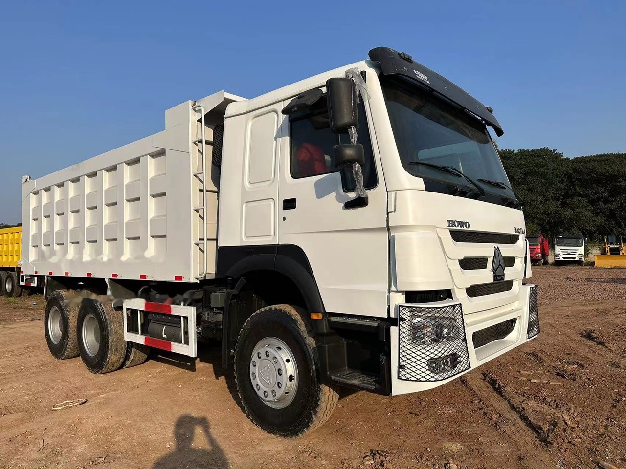 SINOTRUK HOWO HOWO 371 6x4 - Truk jungkit: gambar 4 SINOTRUK HOWO HOWO 371 6x4 - Truk jungkit: gambar 4