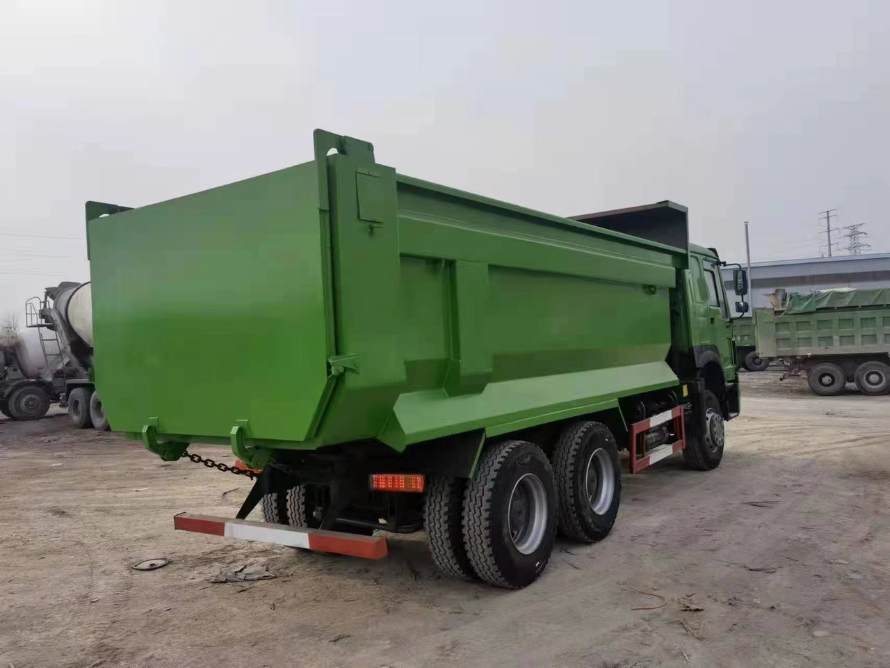 SINOTRUK Howo 371hp tipper truck - Truk jungkit: gambar 5 SINOTRUK Howo 371hp tipper truck - Truk jungkit: gambar 5