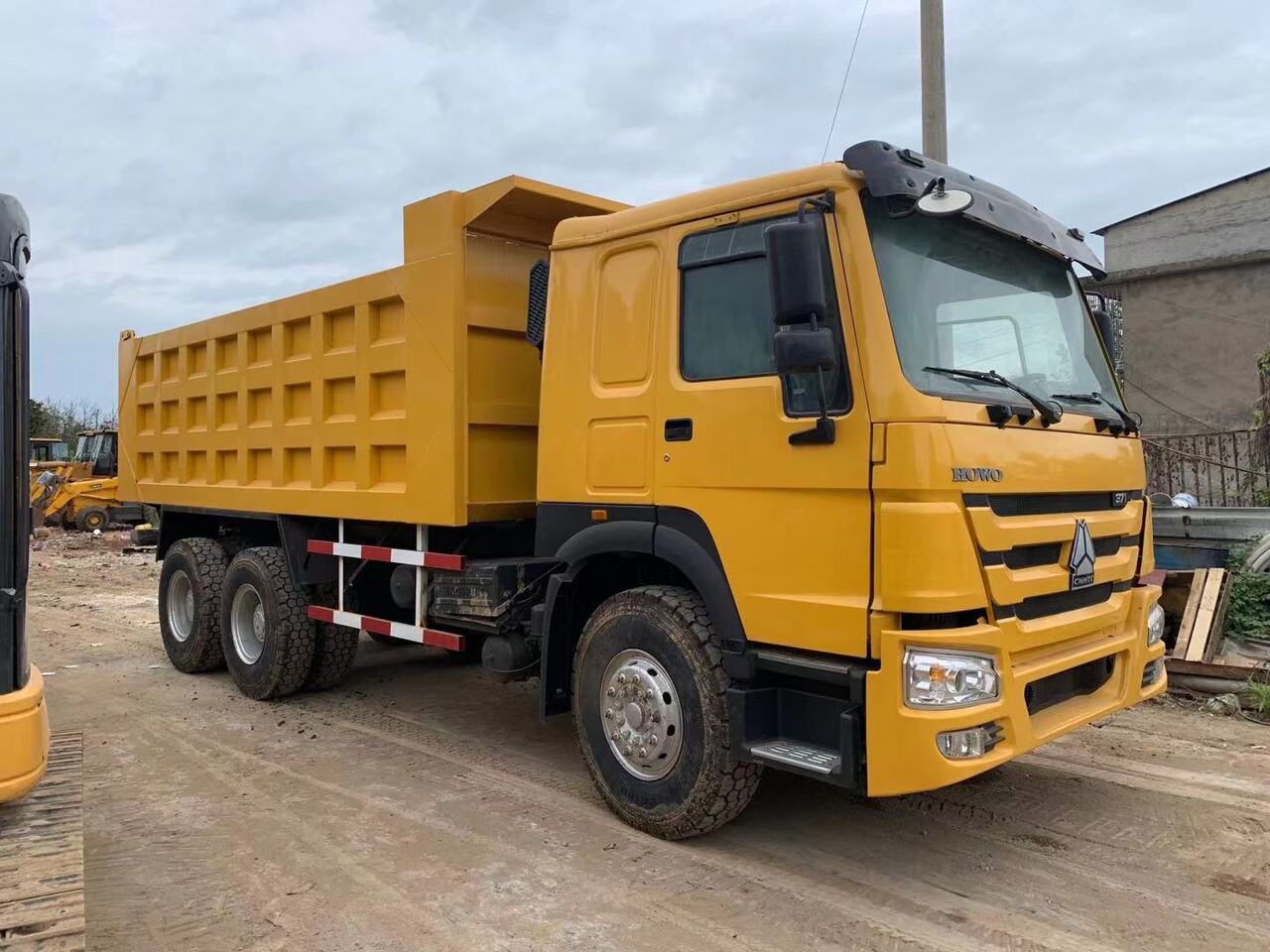 SINOTRUK Howo Dump truck 371 - Truk jungkit: gambar 1 SINOTRUK Howo Dump truck 371 - Truk jungkit: gambar 1
