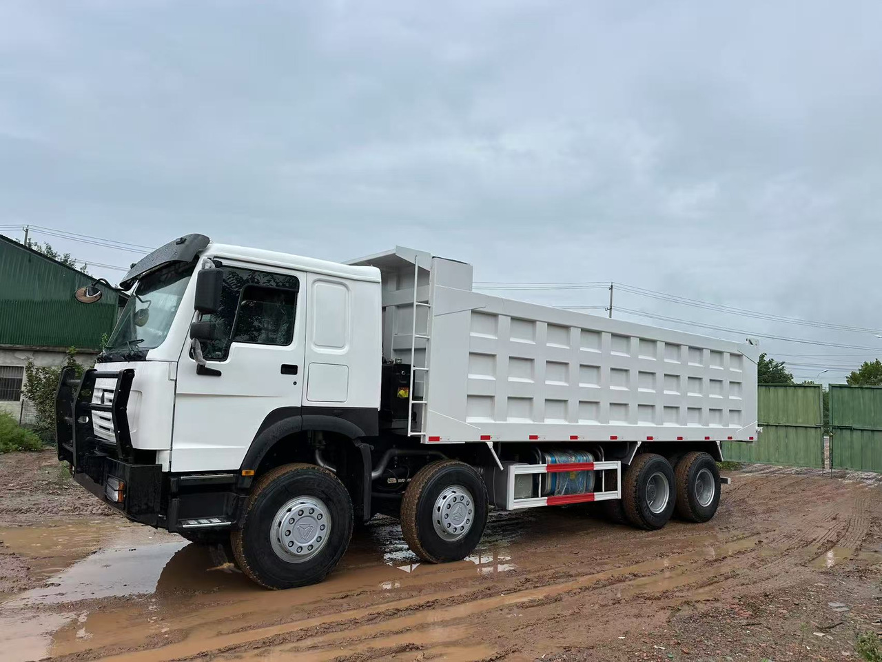 Sinotruk HOWO 371hp 8x4 tipper truck - Truk jungkit: gambar 4 Sinotruk HOWO 371hp 8x4 tipper truck - Truk jungkit: gambar 4