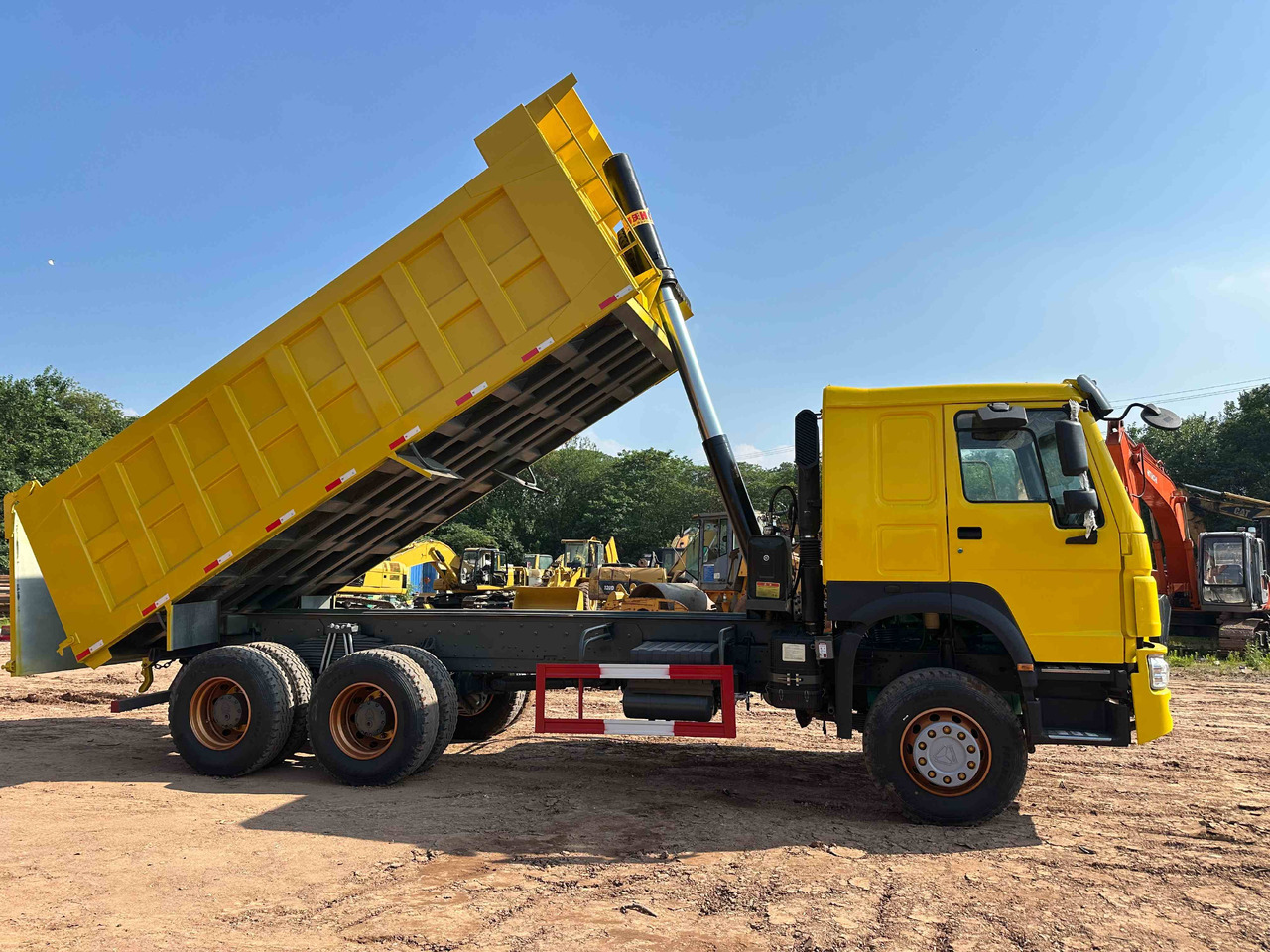 Sinotruk HOWO 400hp 6X4 - Truk jungkit: gambar 4 Sinotruk HOWO 400hp 6X4 - Truk jungkit: gambar 4