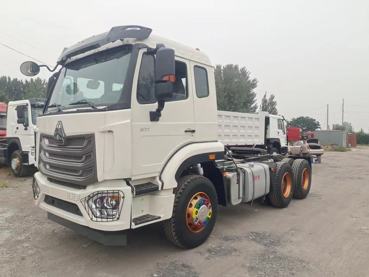 SINOTRUK HOWO 371hp 6X4 Tractor unit - Tractor head: gambar 2 SINOTRUK HOWO 371hp 6X4 Tractor unit - Tractor head: gambar 2