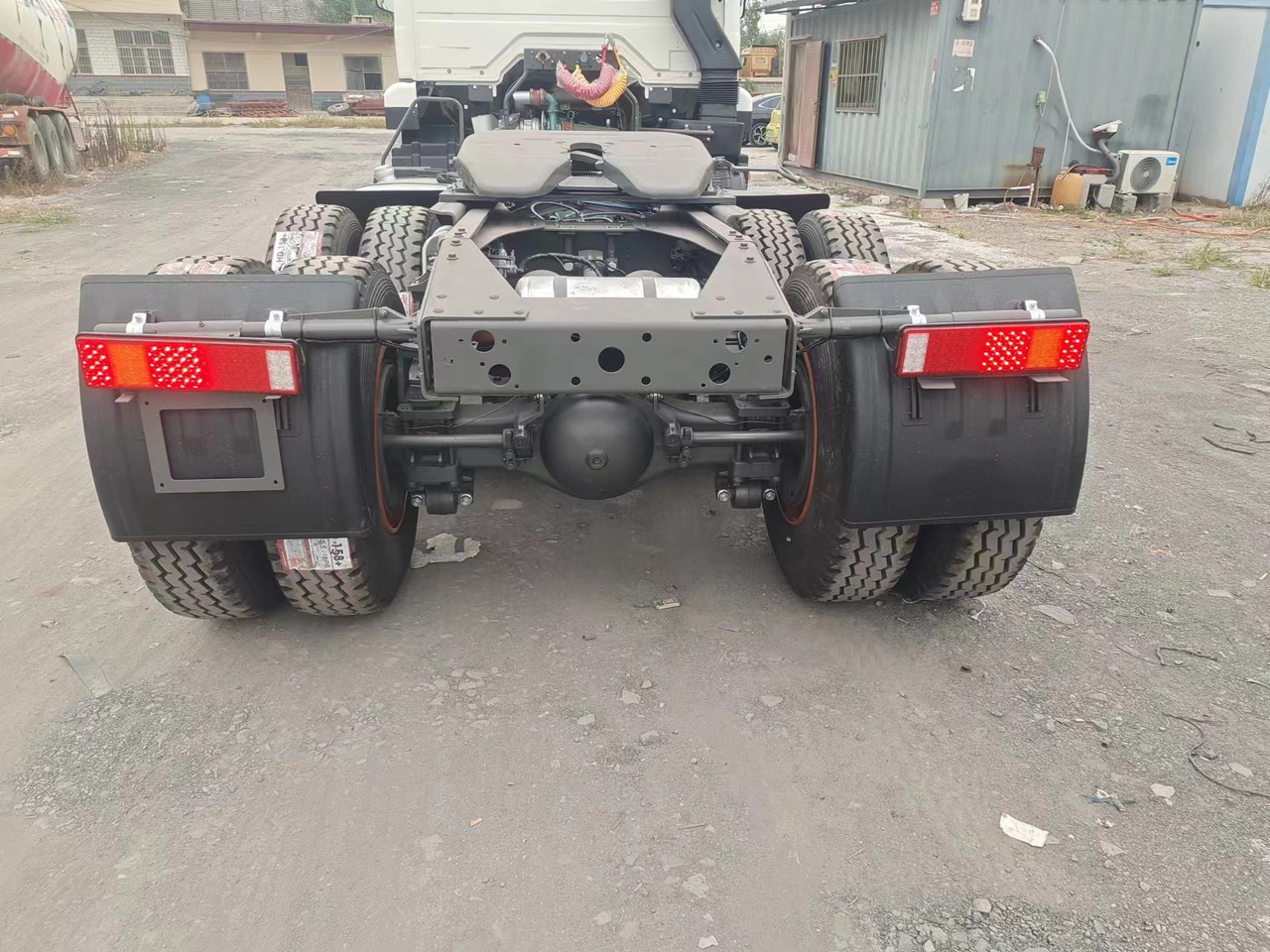 SINOTRUK HOWO 371hp 6X4 Tractor unit - Tractor head: gambar 5 SINOTRUK HOWO 371hp 6X4 Tractor unit - Tractor head: gambar 5