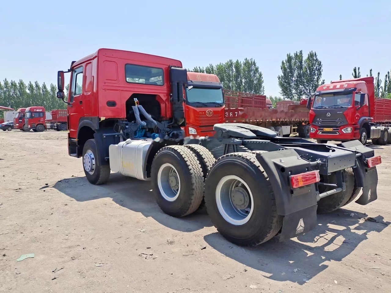 SINOTRUK Howo tractor unit 420 - Tractor head: gambar 2 SINOTRUK Howo tractor unit 420 - Tractor head: gambar 2