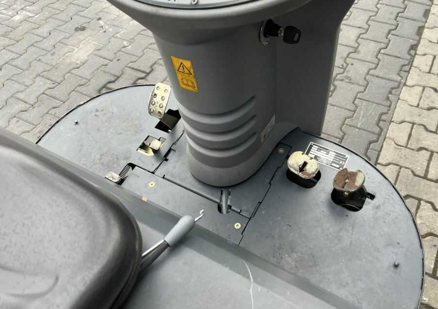 Penyapu industri Hako Jonas 1200V: gambar 9 Penyapu industri Hako Jonas 1200V: gambar 9