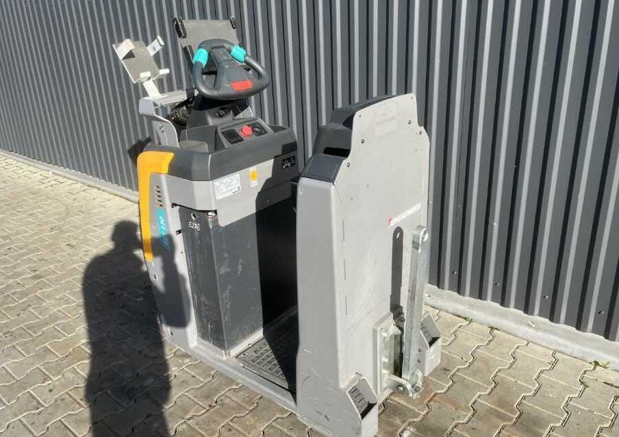 Jungheinrich EZS130 - Traktor derek: gambar 3 Jungheinrich EZS130 - Traktor derek: gambar 3