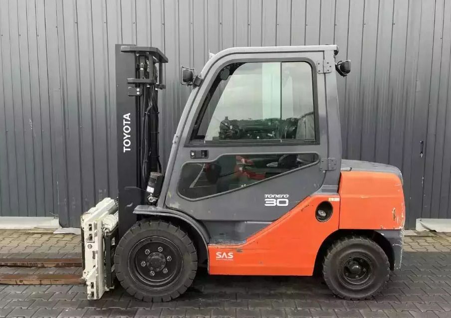 Toyota 8FDF30 - Forklift diesel: gambar 2 Toyota 8FDF30 - Forklift diesel: gambar 2