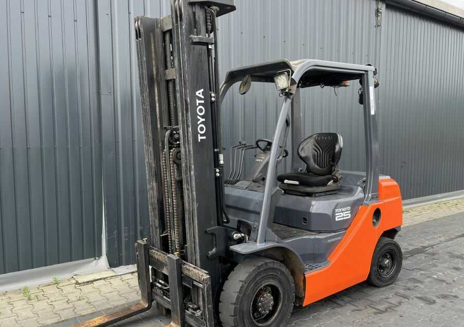 Toyota 8FGF25 - Forklift diesel: gambar 1 Toyota 8FGF25 - Forklift diesel: gambar 1