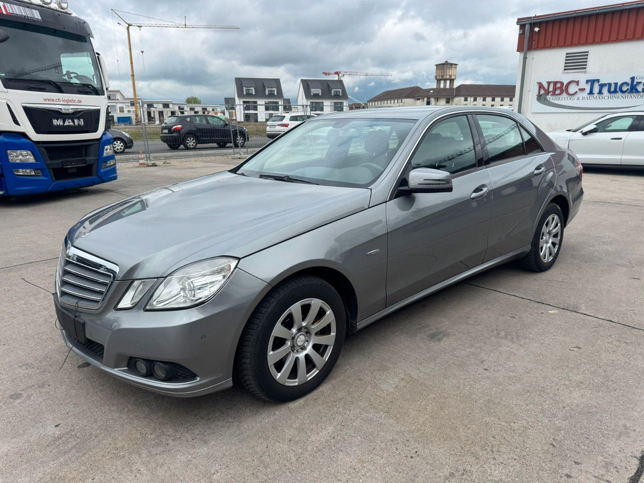 Mercedes-Benz E 200 CGI * PDC VORNE UND HINTEN * 2. HAND * - Mobil sedan: gambar 1 Mercedes-Benz E 200 CGI * PDC VORNE UND HINTEN * 2. HAND * - Mobil sedan: gambar 1