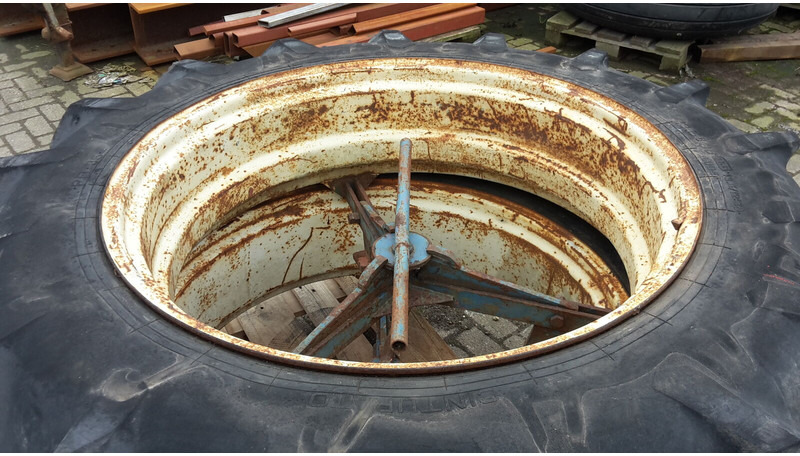 Pirelli - Roda/ Ban: gambar 4 Pirelli - Roda/ Ban: gambar 4