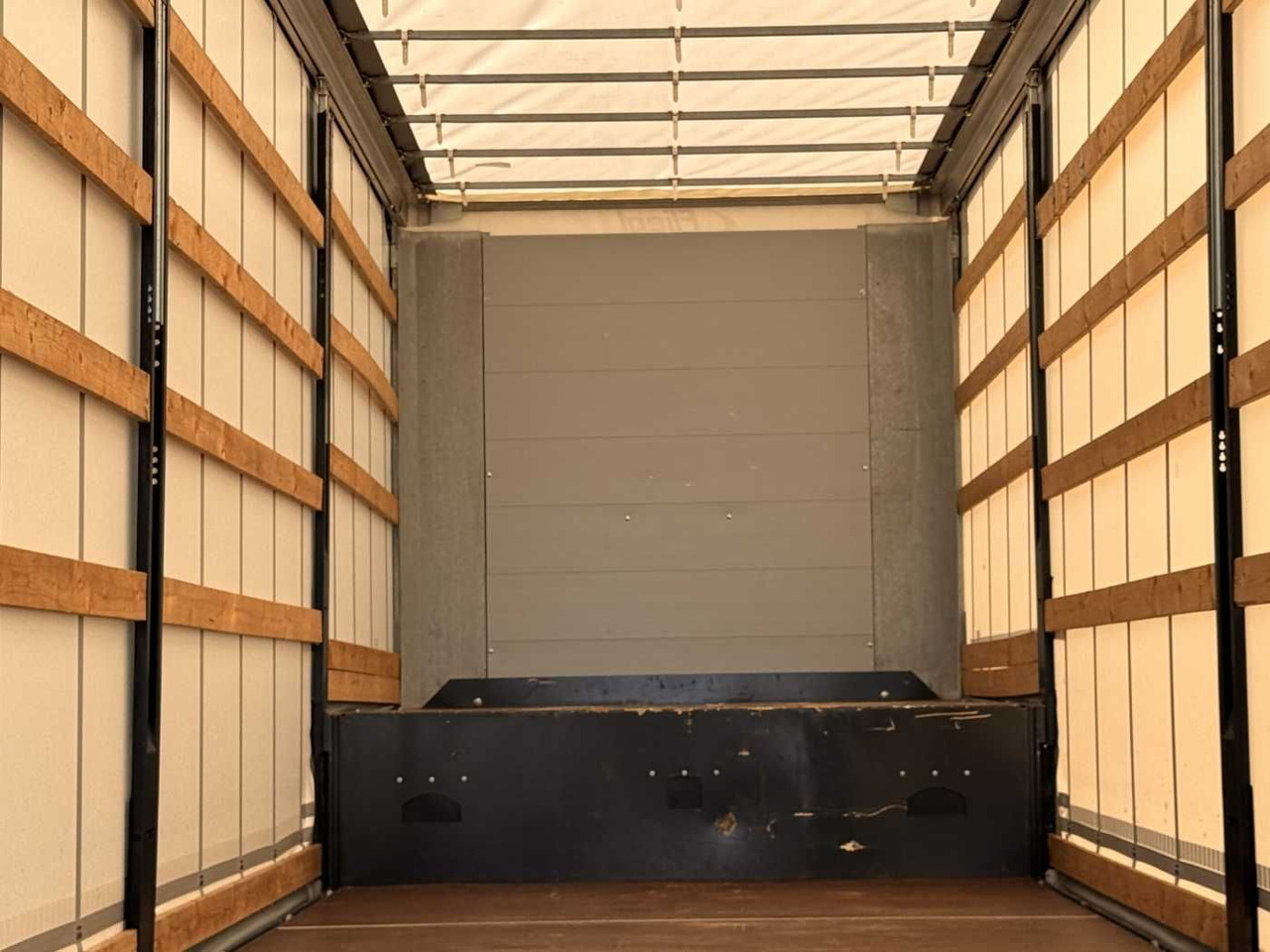 Semi-trailer low bed Fliegl SDS 350 Schiebeplane+Verdeck XL SAF 20.900Km: gambar 11 Semi-trailer low bed Fliegl SDS 350 Schiebeplane+Verdeck XL SAF 20.900Km: gambar 11