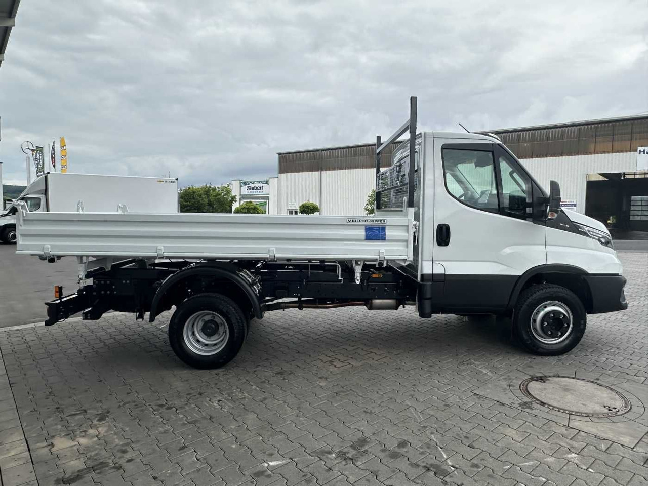 Iveco 70C18H 3-S.-Kipper Meiller *R3.450mm*2xAHK* - Van jungkit: gambar 4 Iveco 70C18H 3-S.-Kipper Meiller *R3.450mm*2xAHK* - Van jungkit: gambar 4
