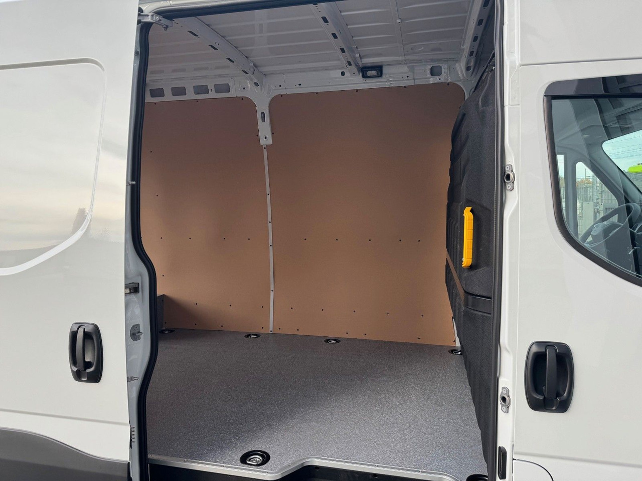 Iveco Daily 35C21 HA8 *R4.100mm*AHK*LED*Automatik* - Van panel: gambar 4 Iveco Daily 35C21 HA8 *R4.100mm*AHK*LED*Automatik* - Van panel: gambar 4