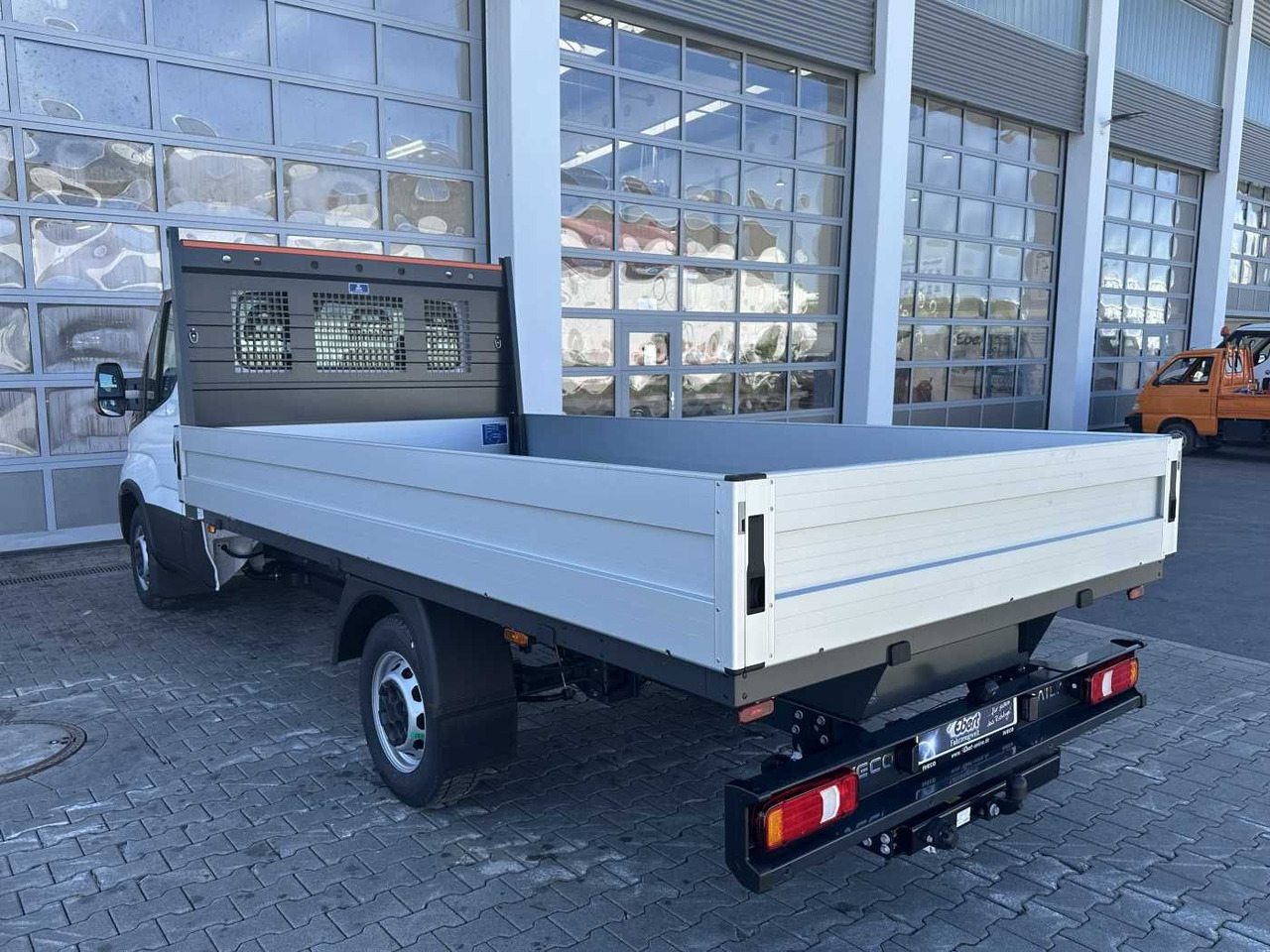 Iveco Daily 35S16 A8 *R3.750mm*AHK*Automatik* - Van flatbed: gambar 5 Iveco Daily 35S16 A8 *R3.750mm*AHK*Automatik* - Van flatbed: gambar 5