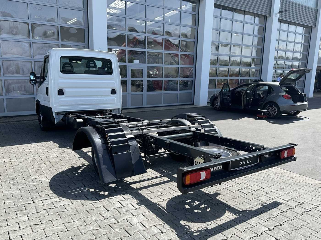 Iveco Daily 50C18 H 3.0L *R4.350mm*Klima* - Truk sasis: gambar 3 Iveco Daily 50C18 H 3.0L *R4.350mm*Klima* - Truk sasis: gambar 3