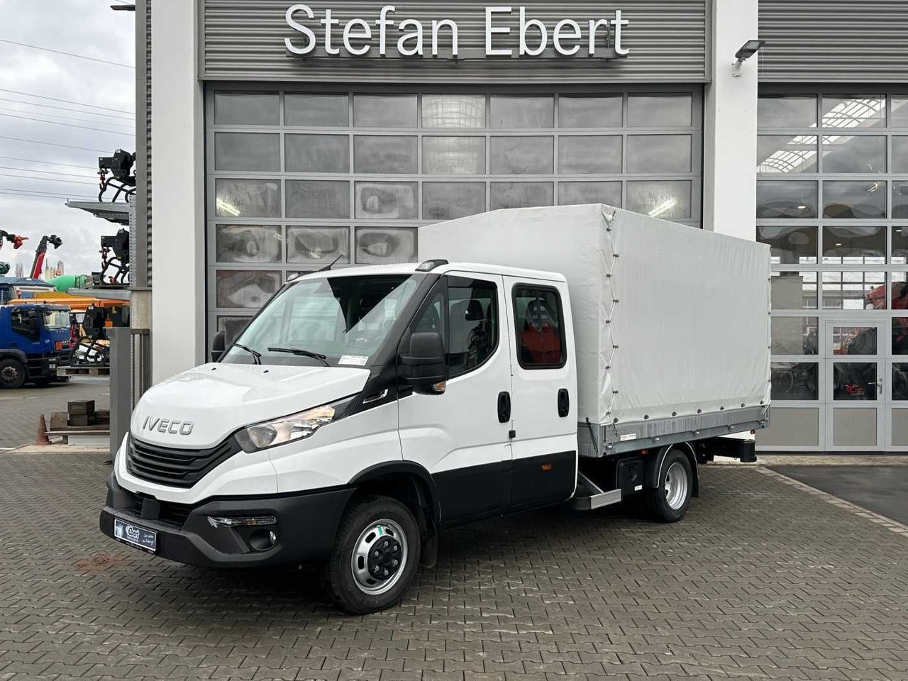 Iveco Daily 50C18H A8 DoKa *AHK*Automatik*7-Sitze* - Van flatbed, Van kombi: gambar 1 Iveco Daily 50C18H A8 DoKa *AHK*Automatik*7-Sitze* - Van flatbed, Van kombi: gambar 1