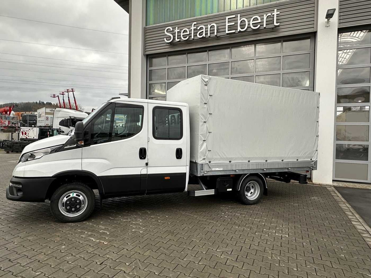 Iveco Daily 50C18H A8 DoKa *AHK*Automatik*7-Sitze* - Van flatbed, Van kombi: gambar 4 Iveco Daily 50C18H A8 DoKa *AHK*Automatik*7-Sitze* - Van flatbed, Van kombi: gambar 4