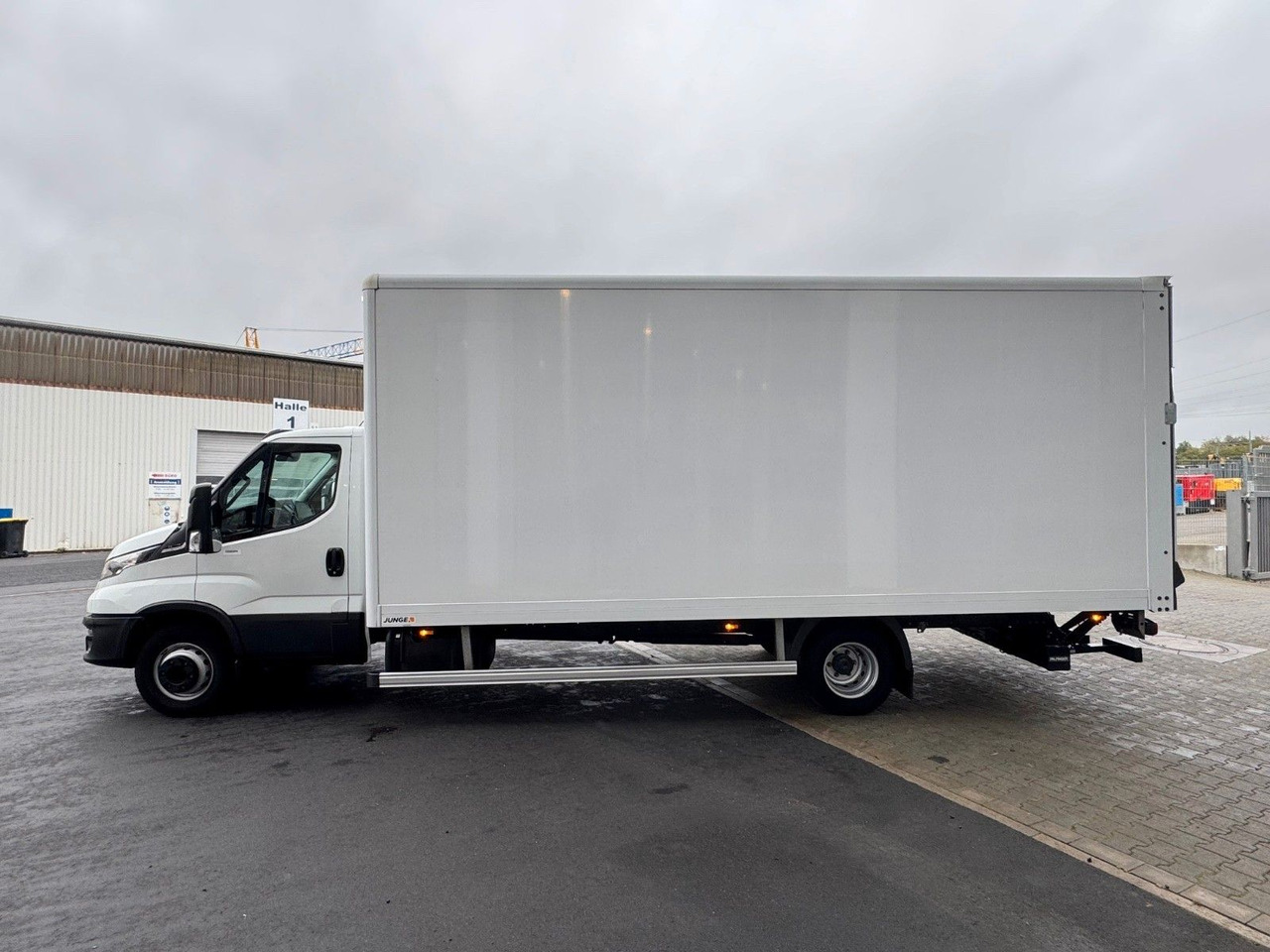 Iveco Daily 70C18 A8 *Koffer*LBW*Automatik* - Van box: gambar 5 Iveco Daily 70C18 A8 *Koffer*LBW*Automatik* - Van box: gambar 5