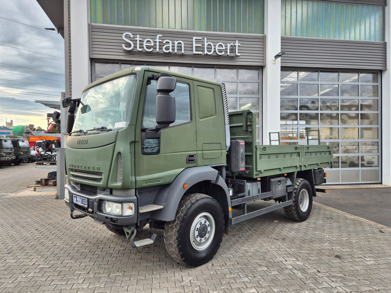 Iveco Eurocargo ML100E22WM-BW 4x4 Pritsche L-Haus Bett - Truk flatbed: gambar 3 Iveco Eurocargo ML100E22WM-BW 4x4 Pritsche L-Haus Bett - Truk flatbed: gambar 3
