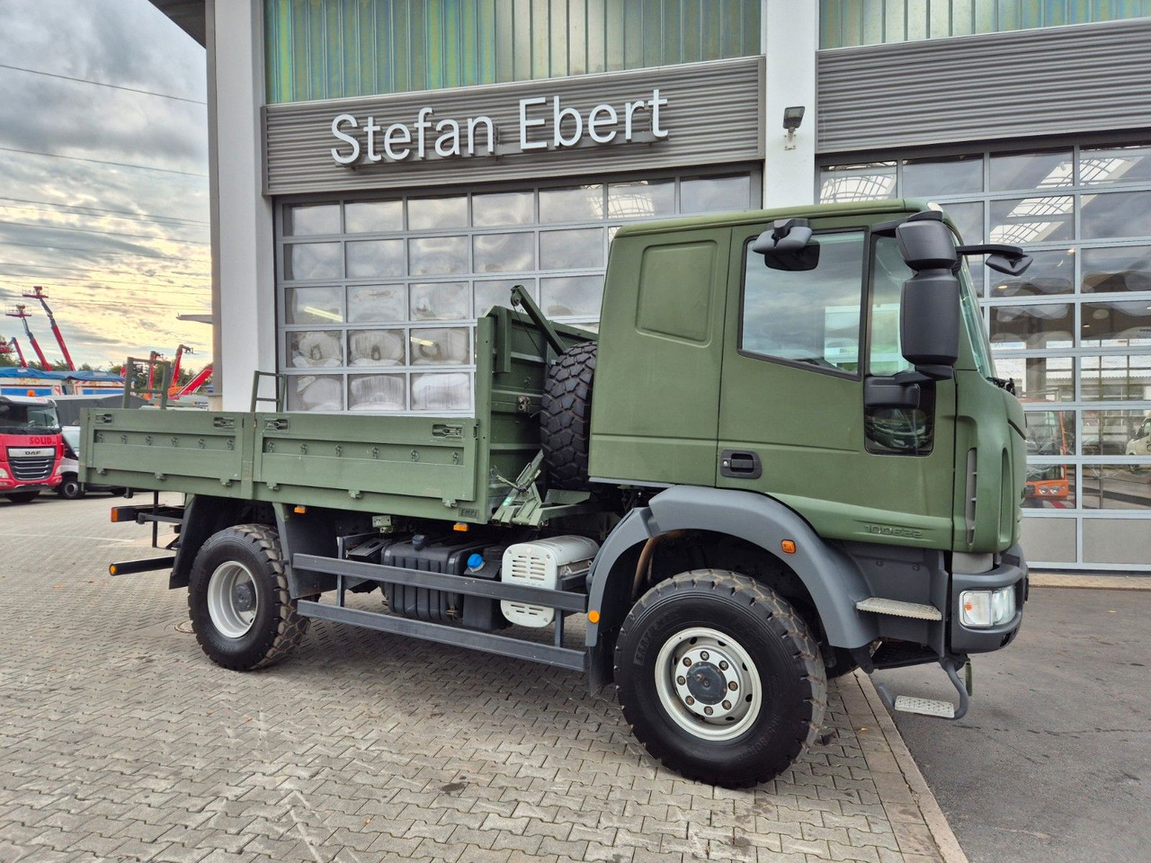 Iveco Eurocargo ML100E22WM-BW 4x4 Pritsche L-Haus Bett - Truk flatbed: gambar 4 Iveco Eurocargo ML100E22WM-BW 4x4 Pritsche L-Haus Bett - Truk flatbed: gambar 4