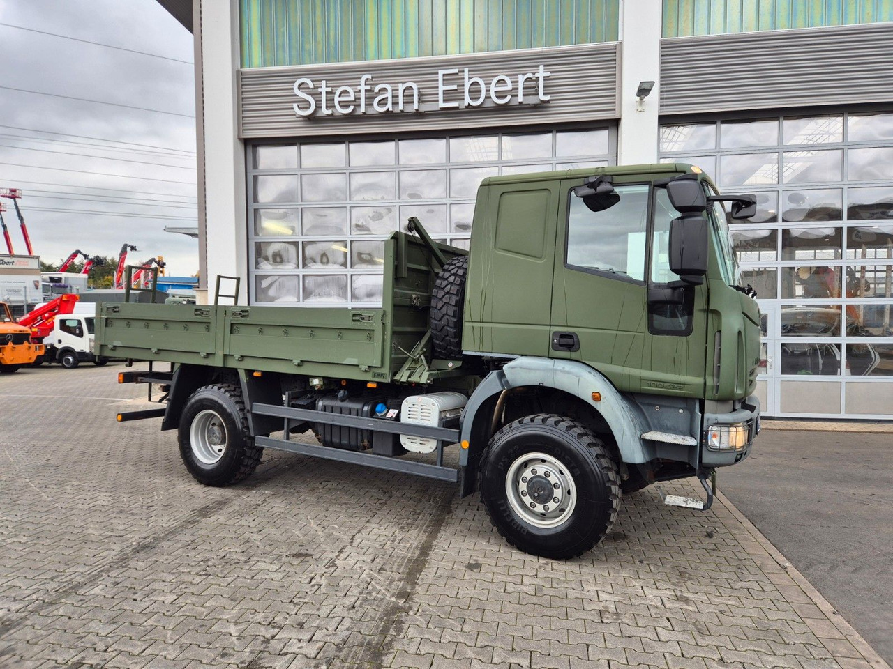 Iveco Eurocargo ML100E22WM-BW 4x4 Pritsche L-Haus Bett - Truk flatbed: gambar 4 Iveco Eurocargo ML100E22WM-BW 4x4 Pritsche L-Haus Bett - Truk flatbed: gambar 4