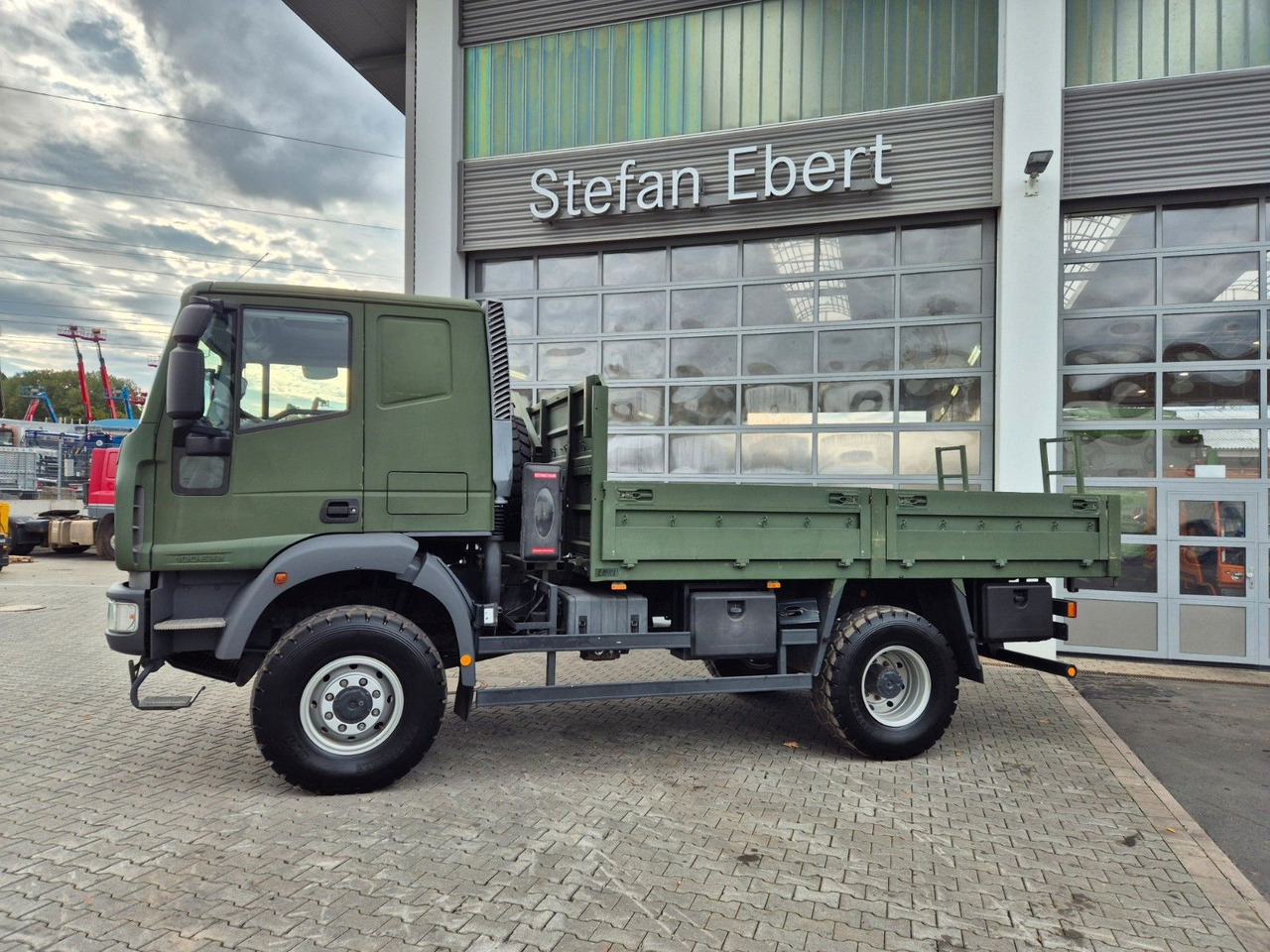 Iveco Eurocargo ML100E22WM-BW 4x4 Pritsche L-Haus Bett - Truk flatbed: gambar 5 Iveco Eurocargo ML100E22WM-BW 4x4 Pritsche L-Haus Bett - Truk flatbed: gambar 5