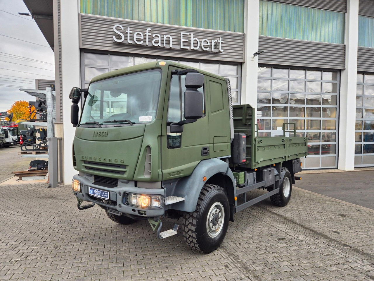 Iveco Eurocargo ML100E22WM-BW 4x4 Pritsche L-Haus Bett - Truk flatbed: gambar 1 Iveco Eurocargo ML100E22WM-BW 4x4 Pritsche L-Haus Bett - Truk flatbed: gambar 1