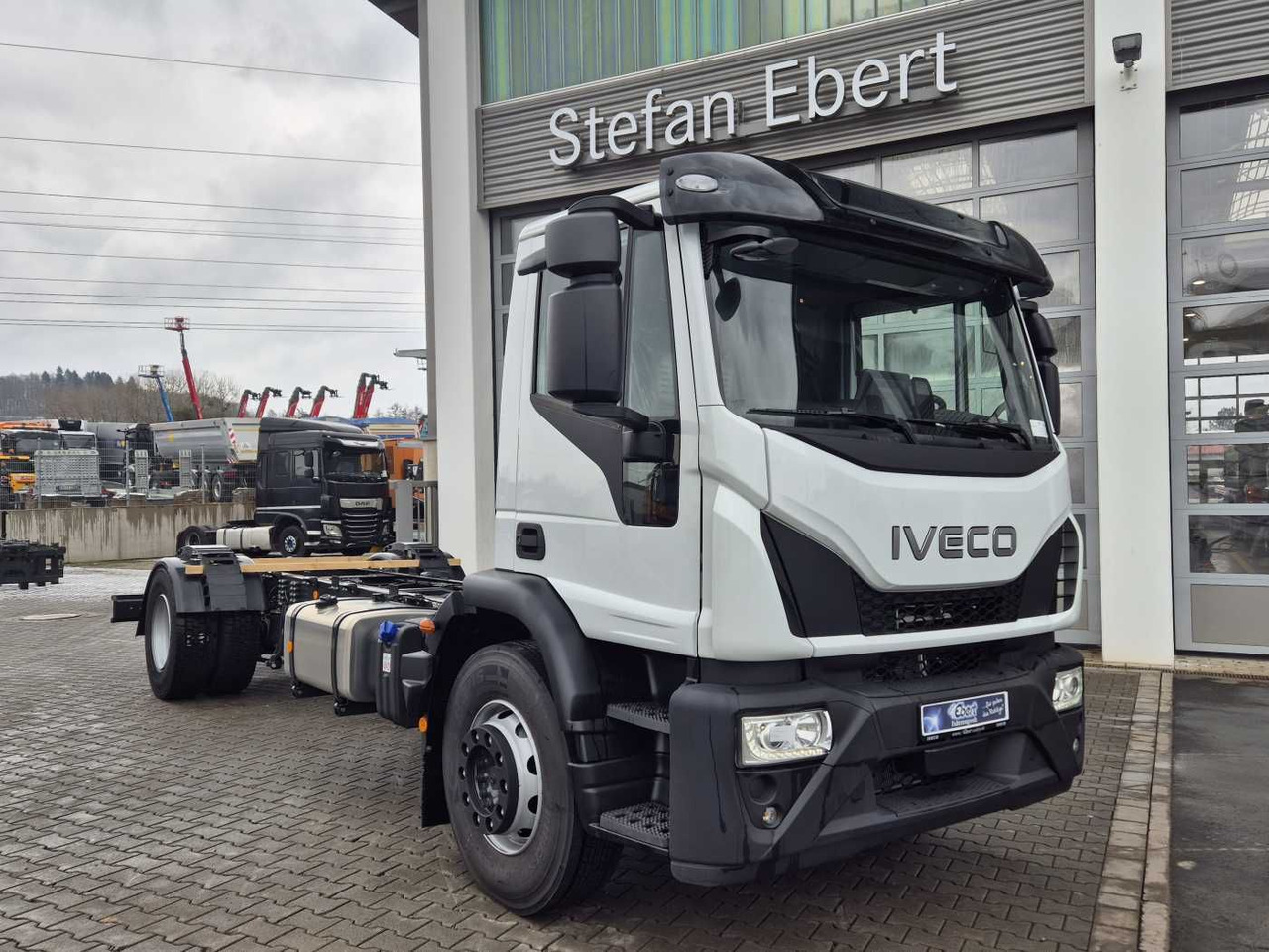 Iveco Eurocargo ML180E28/P 4x2 ZF-Automatik 8AP 3Stück - Truk sasis: gambar 2 Iveco Eurocargo ML180E28/P 4x2 ZF-Automatik 8AP 3Stück - Truk sasis: gambar 2