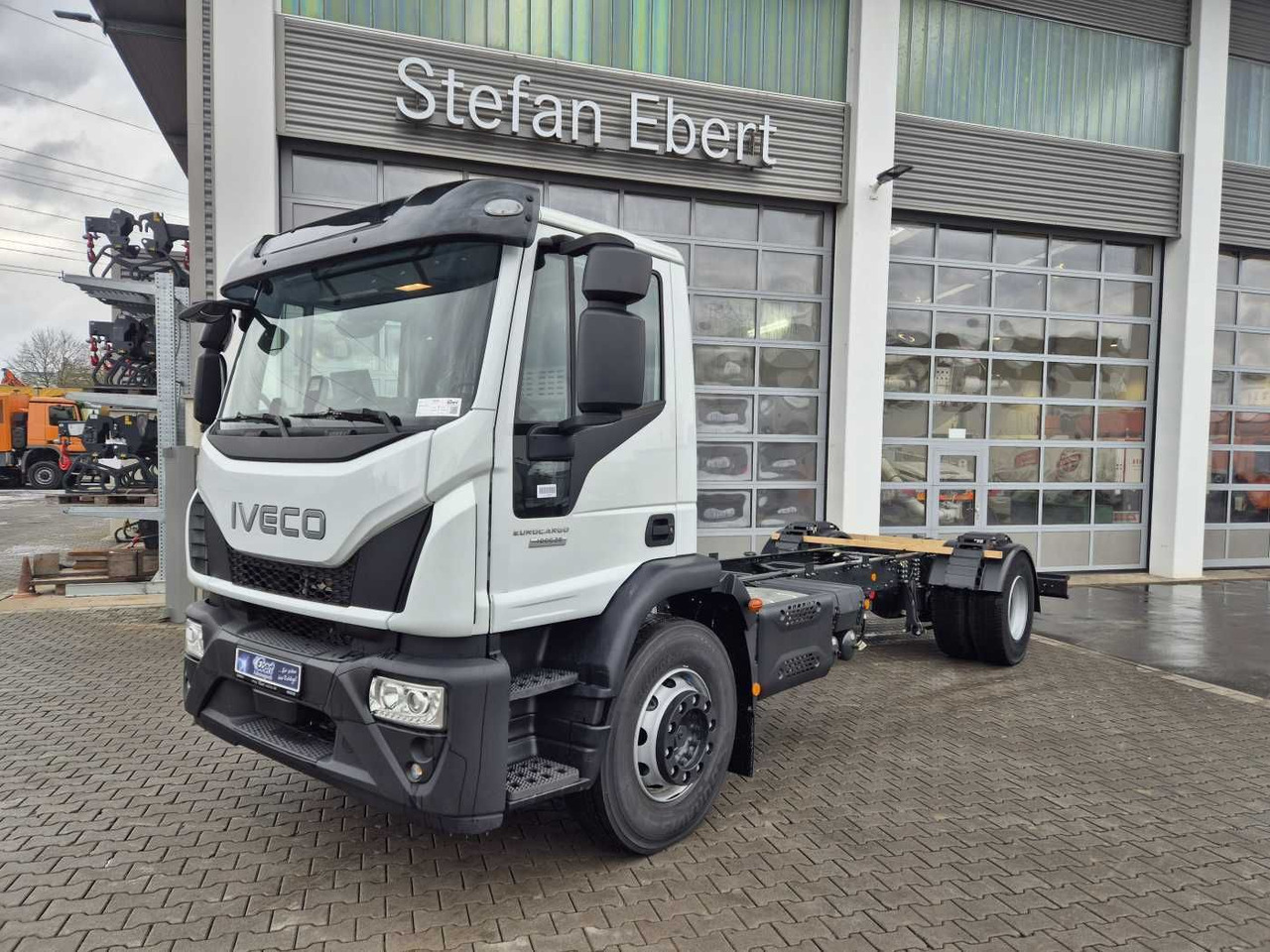Iveco Eurocargo ML180E28/P 4x2 ZF-Automatik 8AP 3Stück - Truk sasis: gambar 1 Iveco Eurocargo ML180E28/P 4x2 ZF-Automatik 8AP 3Stück - Truk sasis: gambar 1