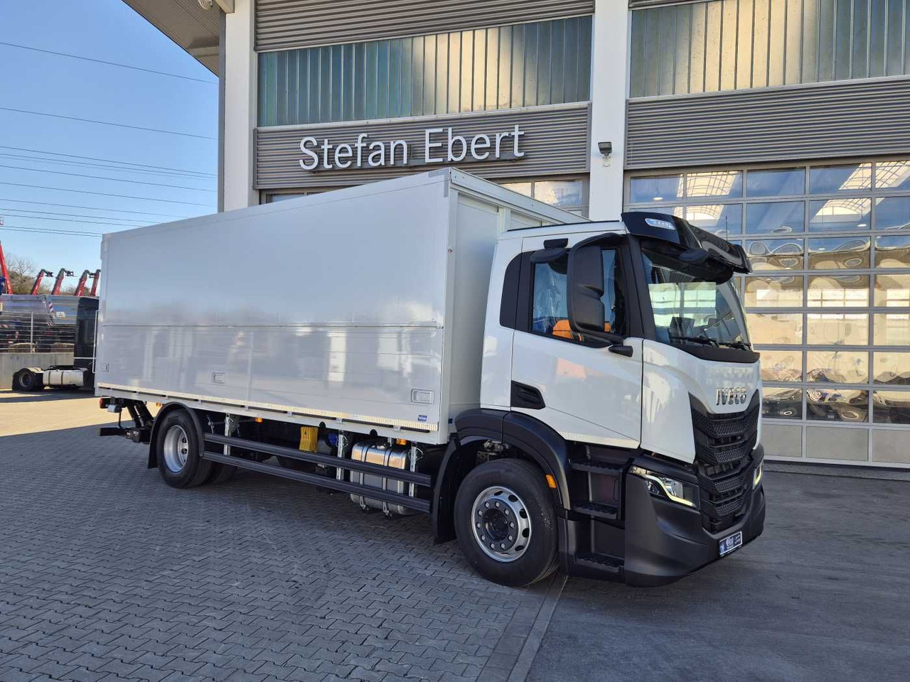 Iveco S-Way AD190S40/FP Böse Schwenkwand LBW 2x AHK - Truk minuman: gambar 2 Iveco S-Way AD190S40/FP Böse Schwenkwand LBW 2x AHK - Truk minuman: gambar 2